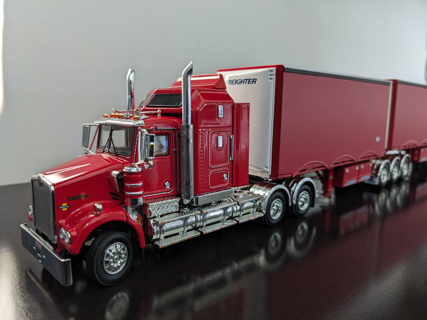 Drake Legend SAR & B Train Freighter in Rosso Red