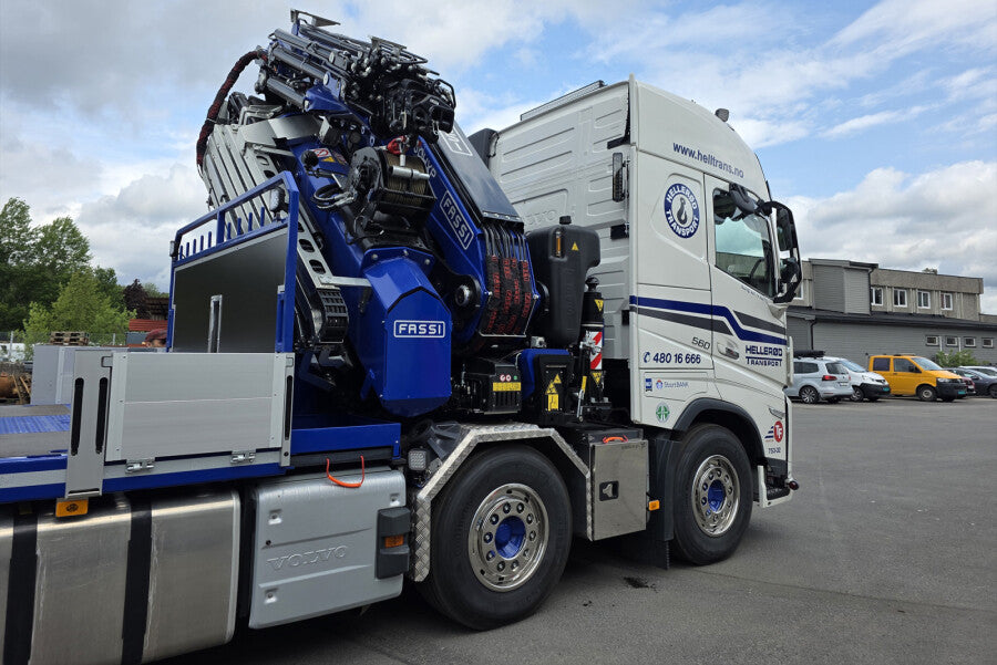 WSI Hellerød Transport; VOLVO FH5 GLOBETROTTER RIGED FLATBED TRUCK 8X2 TAG AXLE WITH FASSI 1100 + JIB