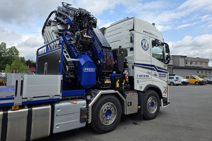 WSI Hellerød Transport; VOLVO FH5 GLOBETROTTER RIGED FLATBED TRUCK 8X2 TAG AXLE WITH FASSI 1100 + JIB
