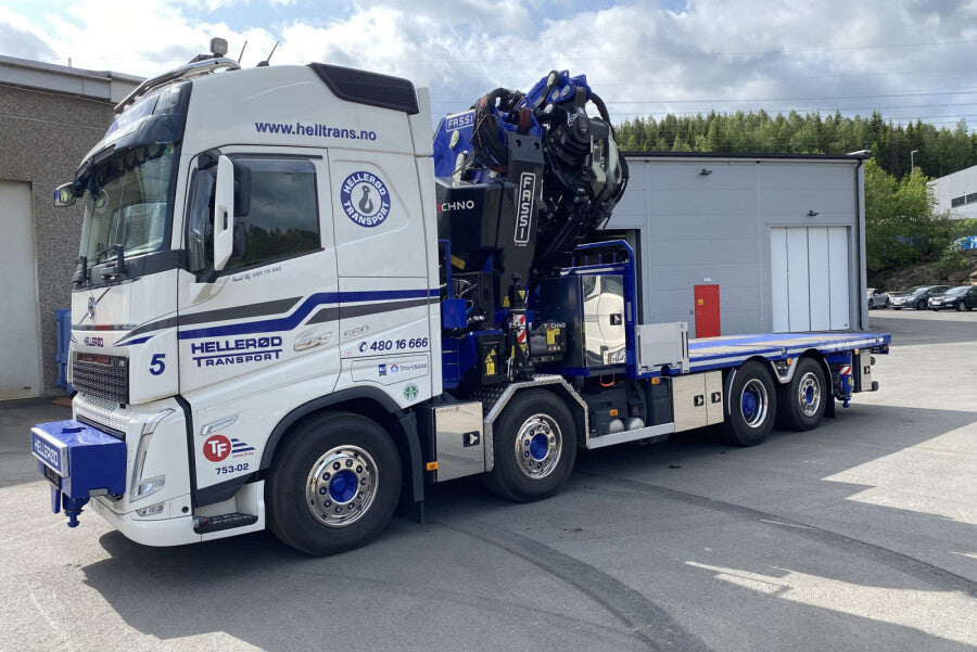 WSI Hellerød Transport; VOLVO FH5 GLOBETROTTER RIGED FLATBED TRUCK 8X2 TAG AXLE WITH FASSI 1100 + JIB