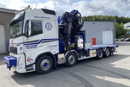 WSI Hellerød Transport; VOLVO FH5 GLOBETROTTER RIGED FLATBED TRUCK 8X2 TAG AXLE WITH FASSI 1100 + JIB