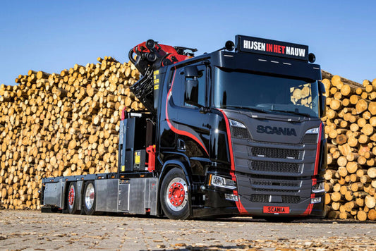 WSI Hijsen in het Nauw; SCANIA R FLAT ROOF SLEEPER CAB RIGED FLATBED TRUCK 6X2 TAG AXLE WITH PALFINGER PK 65002 SH + JIB
