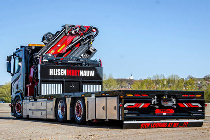 WSI Hijsen in het Nauw; SCANIA R FLAT ROOF SLEEPER CAB RIGED FLATBED TRUCK 6X2 TAG AXLE WITH PALFINGER PK 65002 SH + JIB