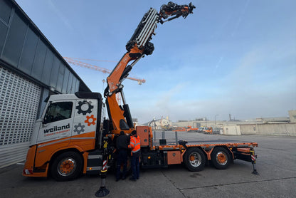 WSI Weiland; VOLVO FH AERO SLEEPER CAB RIGED FLATBED TRUCK 8X2 TAG AXLE WITH FASSI 1100 + JIB