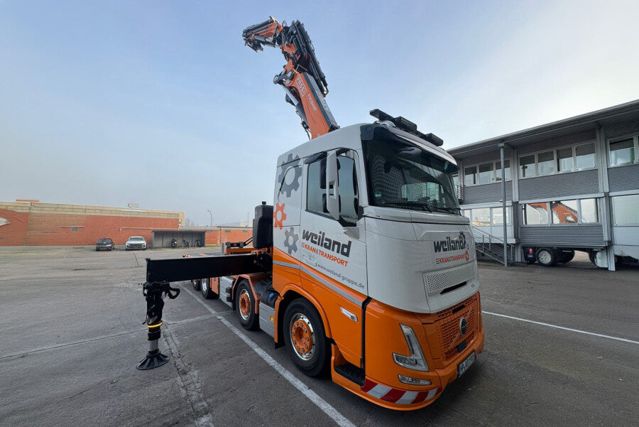 WSI Weiland; VOLVO FH AERO SLEEPER CAB RIGED FLATBED TRUCK 8X2 TAG AXLE WITH FASSI 1100 + JIB